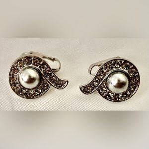 Very nice silver and grey pearl clip on earrings